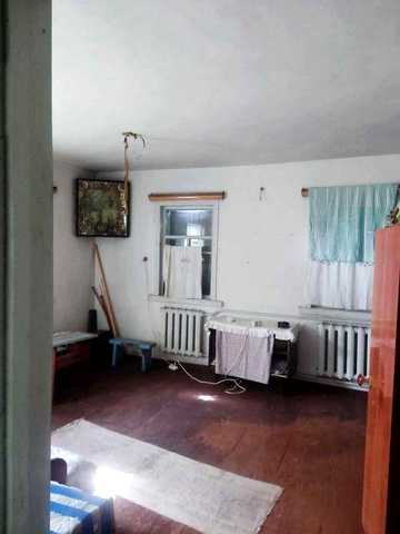 Будинок 3-ри кімнати 70 м2 село Розсошинці. 6-ть кілометрів від Чигирина (8 хвилин на авто) Пічне (парове) опалення, колонка з водою,  сарай, погріб.