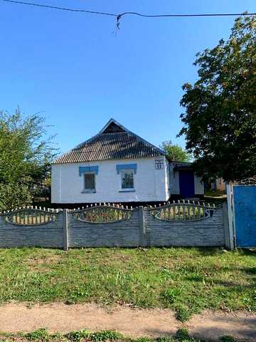 Продаж затишного будинку для родини у заміській локації