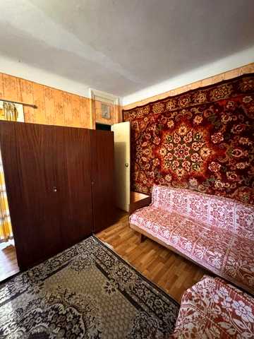 Продаж 2-кімн 46 м кв, метро Святошин 7 хвилин пішки, 3 поверх, червона цегла, газифікован, газ. колонка, стадіон, школа і садочок у дворі