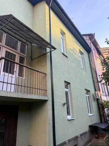 Здається трехкімнатна квартира з гаражем в особняку вул.О Гончара