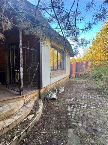 Продам дом без ремонта возле Киева з укриттям Поруч ліс та чисте озеро Великий сад: ялинки сосни туї платан плодові дерева виноград!