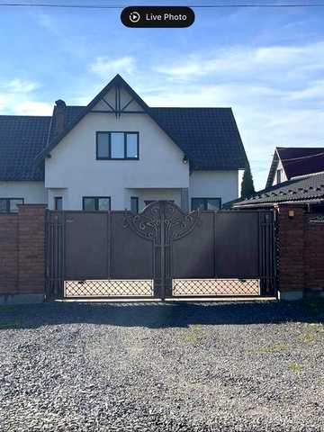 Продам будинок для великої сім´ї.