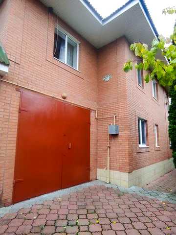 Продаж гарного будинку з доглянутою територією 8808