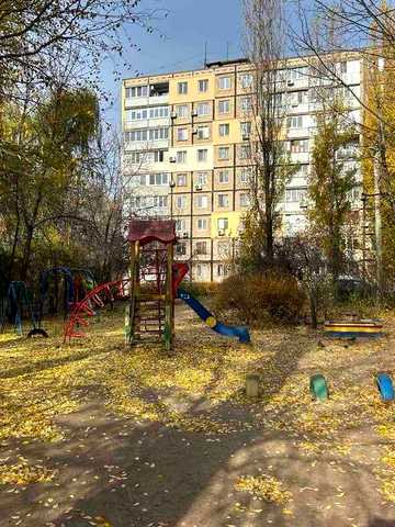 Сдам  тихую, теплую двухкомнатную квартиру в средине дома рядом с пр. Слабожанский!