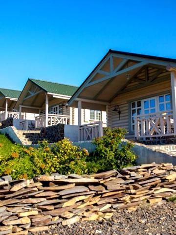 Деревянный дом возле термального бассейна