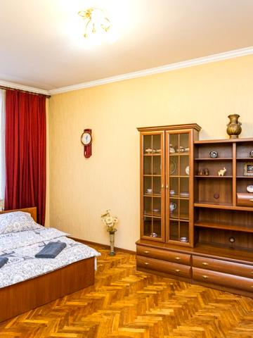 Современная квартира в центре возле Оперного