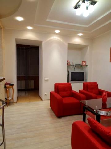 Квартира с ярким дизайном и джакузи