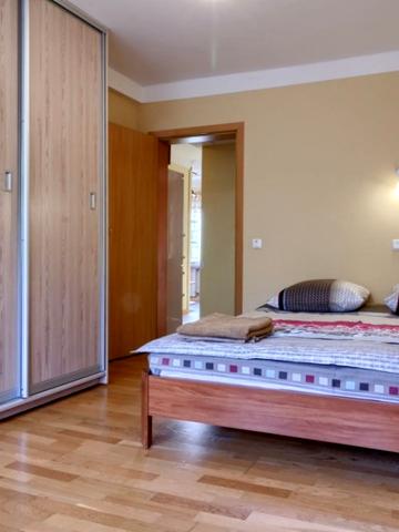 Уютная квартира возле метро Черниговская