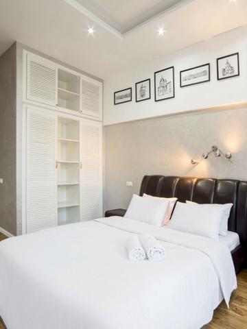 Стильные апартаменты с балконом и видом на центр города