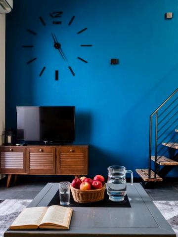 Двухуровневая квартира для 5 человек синяя