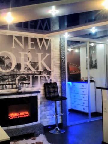 VIP студио Нью-Йорк со стереосистемой и мини-комнатой на лоджии с ТВ