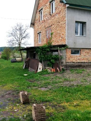 Продається  земельна ділянка з будинком