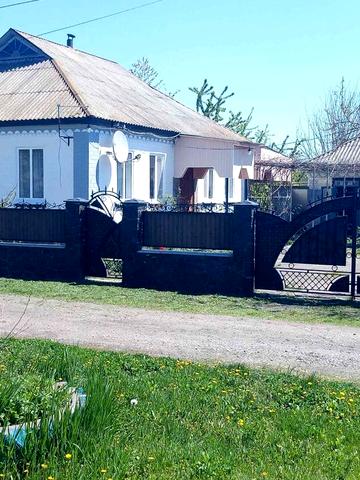 Продаємо будинок