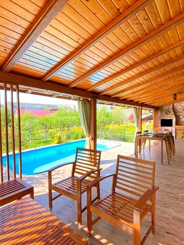 Закарпаття, м. Хуст. Сучасний котедж + фасадні комерційні приміщення.