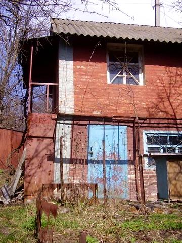 Продается земельный участок с постройками на нем.