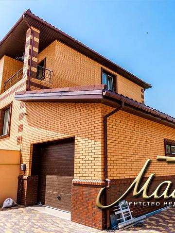 Двухэтажный дом на Великом Лугу.