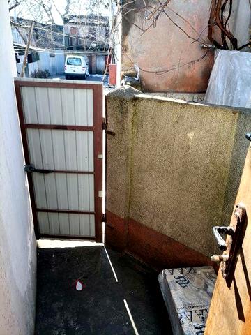 Продаётся 2ком. жильё очень симпатичное, ухоженое, в тихом дворике.