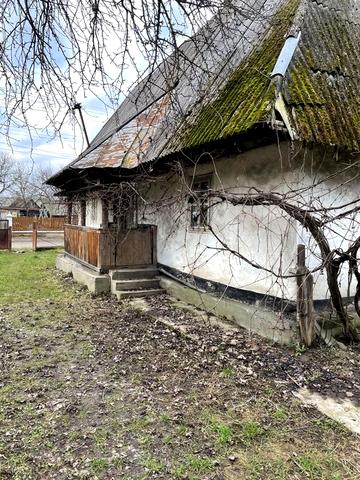 Продається  старий будинок з земельною ділянкою