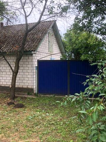 Будинок з землею в селі з господарськими будівлями