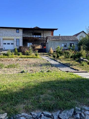 Будинок на березі ставка