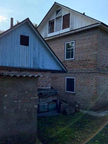 Цегляний, 2–х поверховий будинок, площею 160м.кв, не добудований