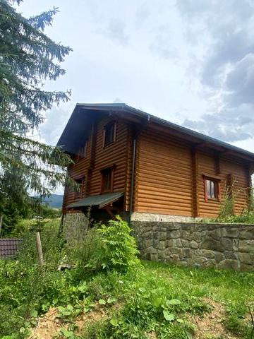 Продається котедж з земельною ділянкою