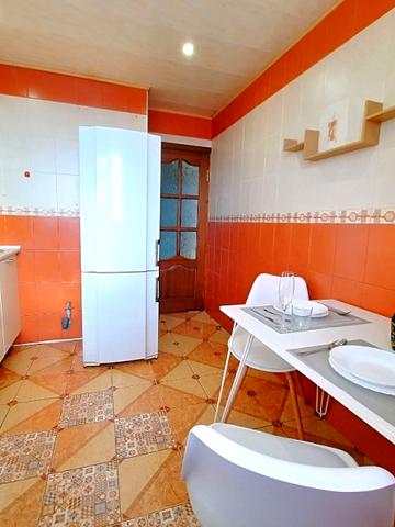 Квартира с кроватью и диваном и ванной