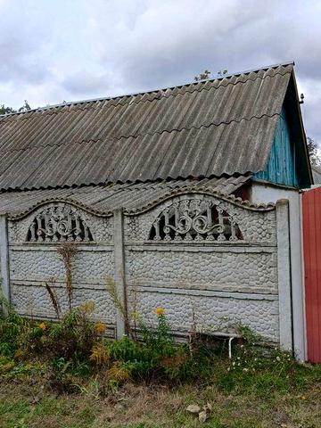 Продам пів будинку (40,4 м2) із наділом (12,5 соток). С. Кобижча