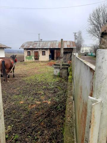 Земельна ділянка з будинком та прибудовами