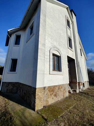 Озерна, 36