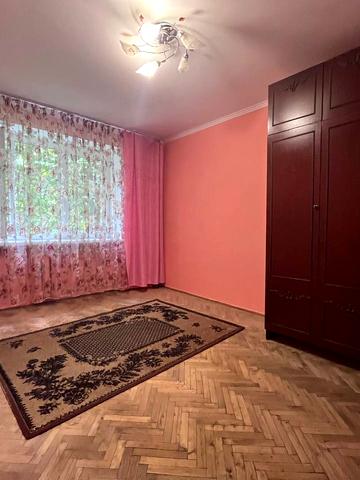 Каховська вул., 35