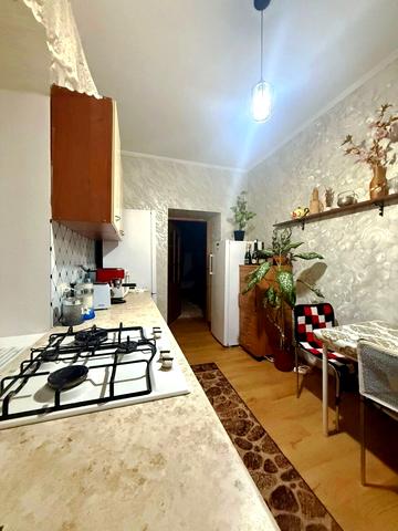 Базарна вул., 10