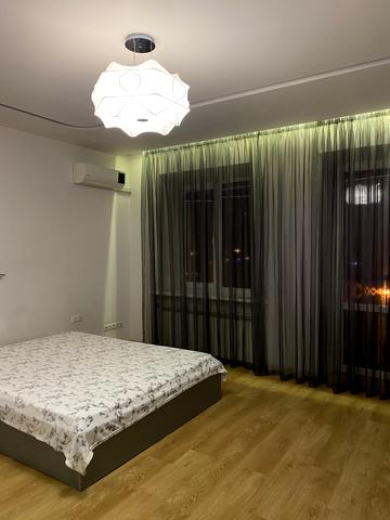 майдан Захисників України пл. (Повстання), 1