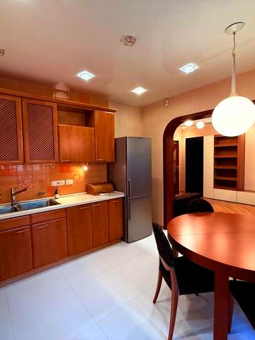 майдан Конституції пл., 20