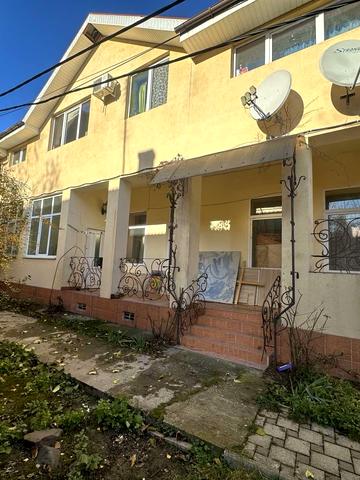 Міклоша Берчені вул., 32