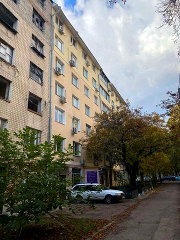 Космонавтів вул., 64а