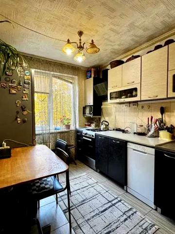 Прикордонника Лазаренка вул., 4