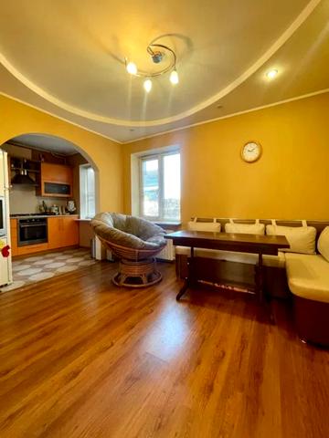 Героїв просп., 21