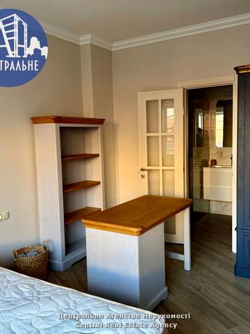 Богдана Хмельницького вул., 33