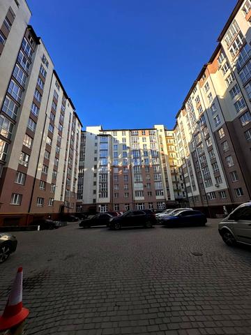 Чорновола вул., (Будинок 1)