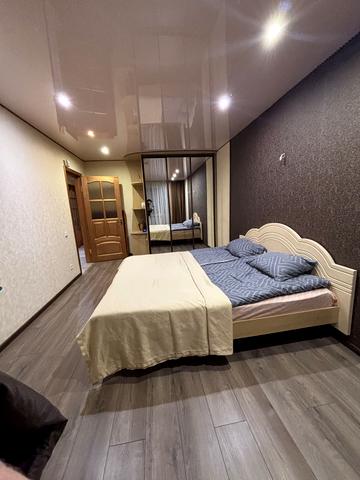 Космонавтів вул., 11