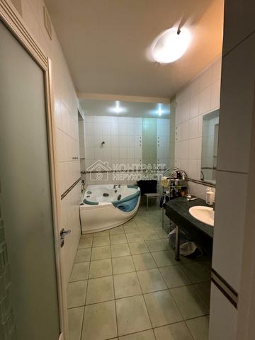 Космічна вул., 12а