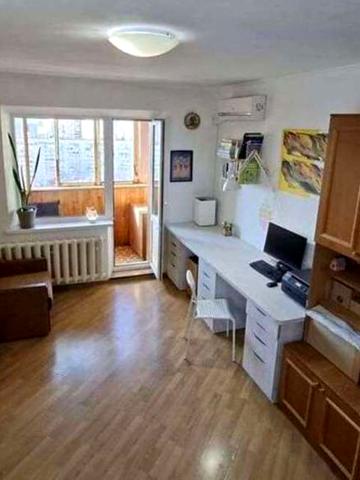 Ялтинська вул., 15