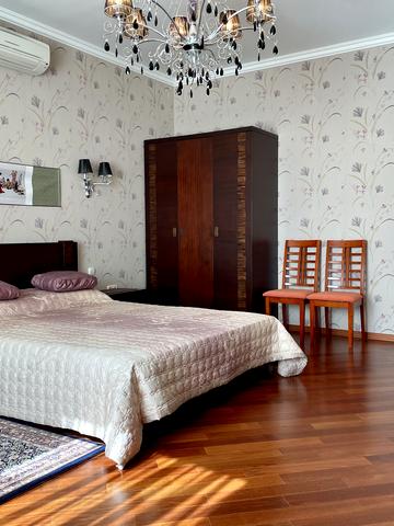 Літературна вул., 1а