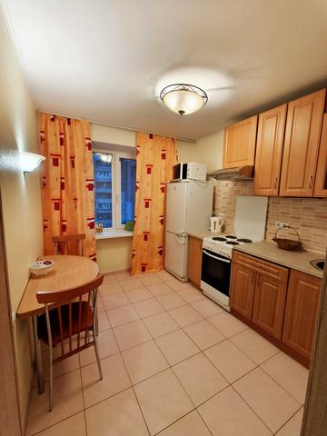 Єреванська вул., 32