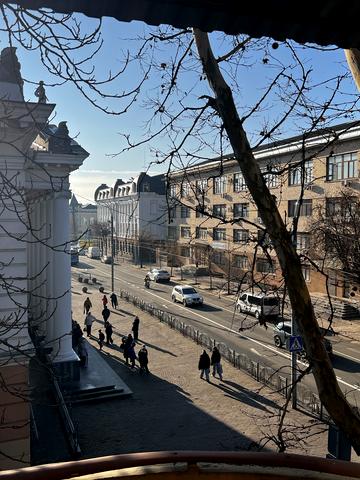 Театральна вул., 11