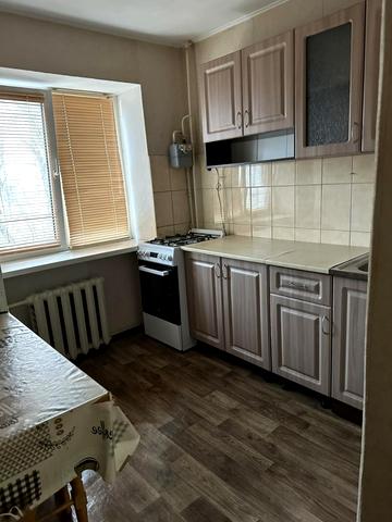 Листопадова вул., 1а