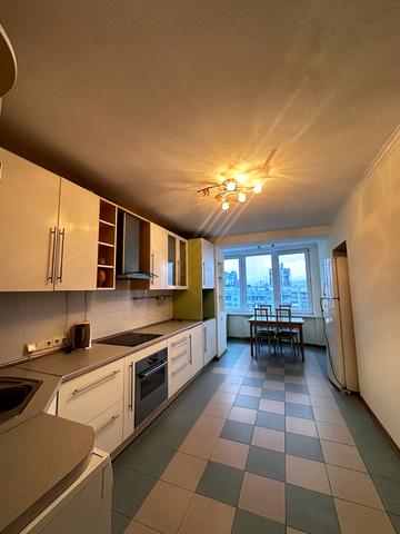 Михайла Котельникова вул., 1