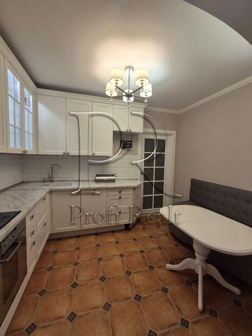 Автозаводська вул., 43