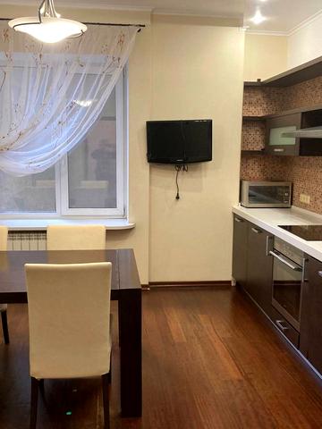 Дмитрівська вул., 69